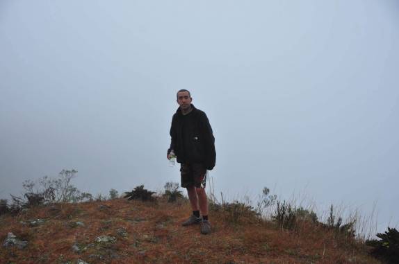 Na beira do canyon Monte Negro em dia de muita neblina na região de São José dos Ausentes - RS